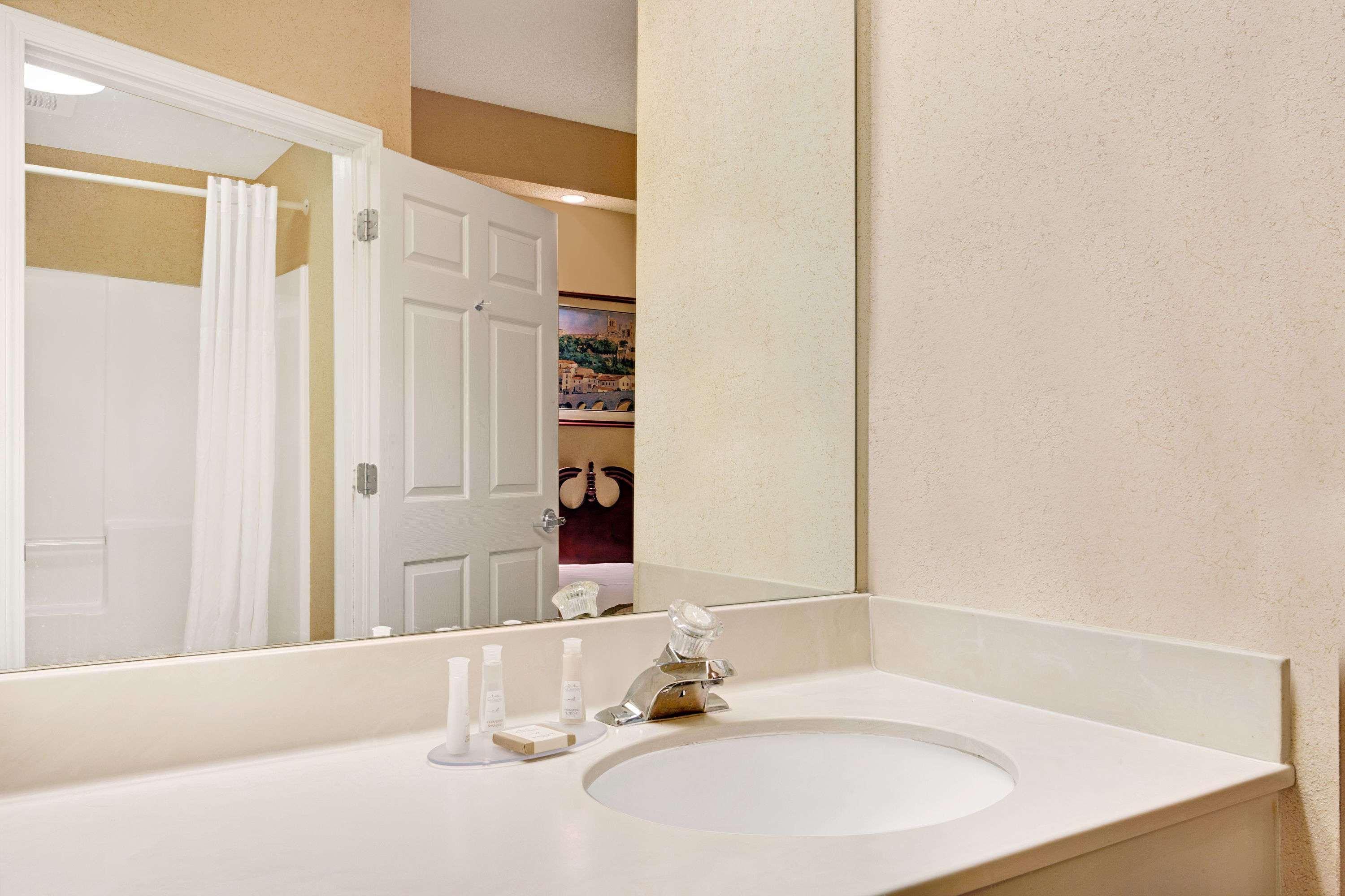 Baymont By Wyndham Pearl Hotel Room photo