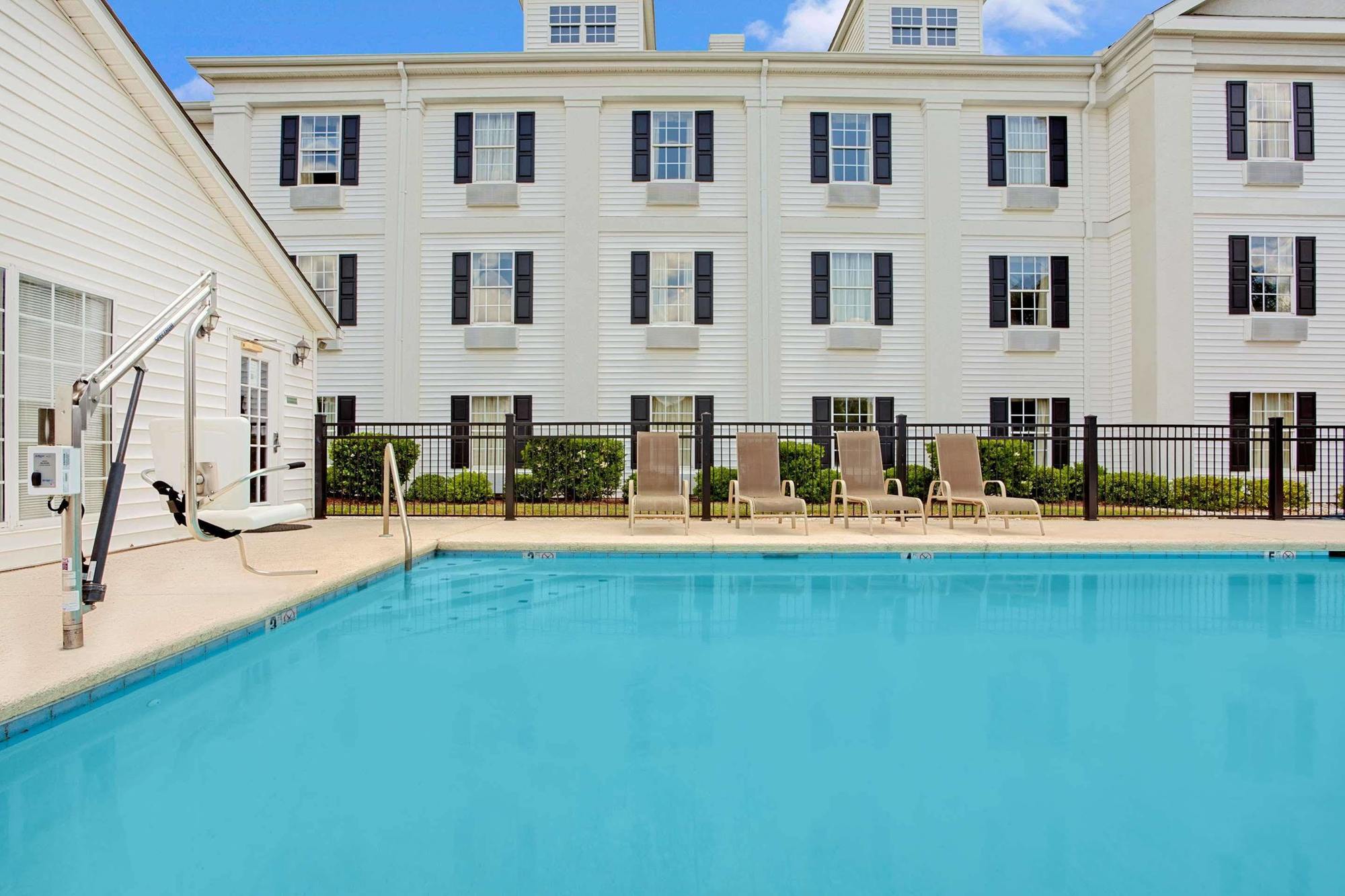 Baymont By Wyndham Pearl Hotel Exterior photo